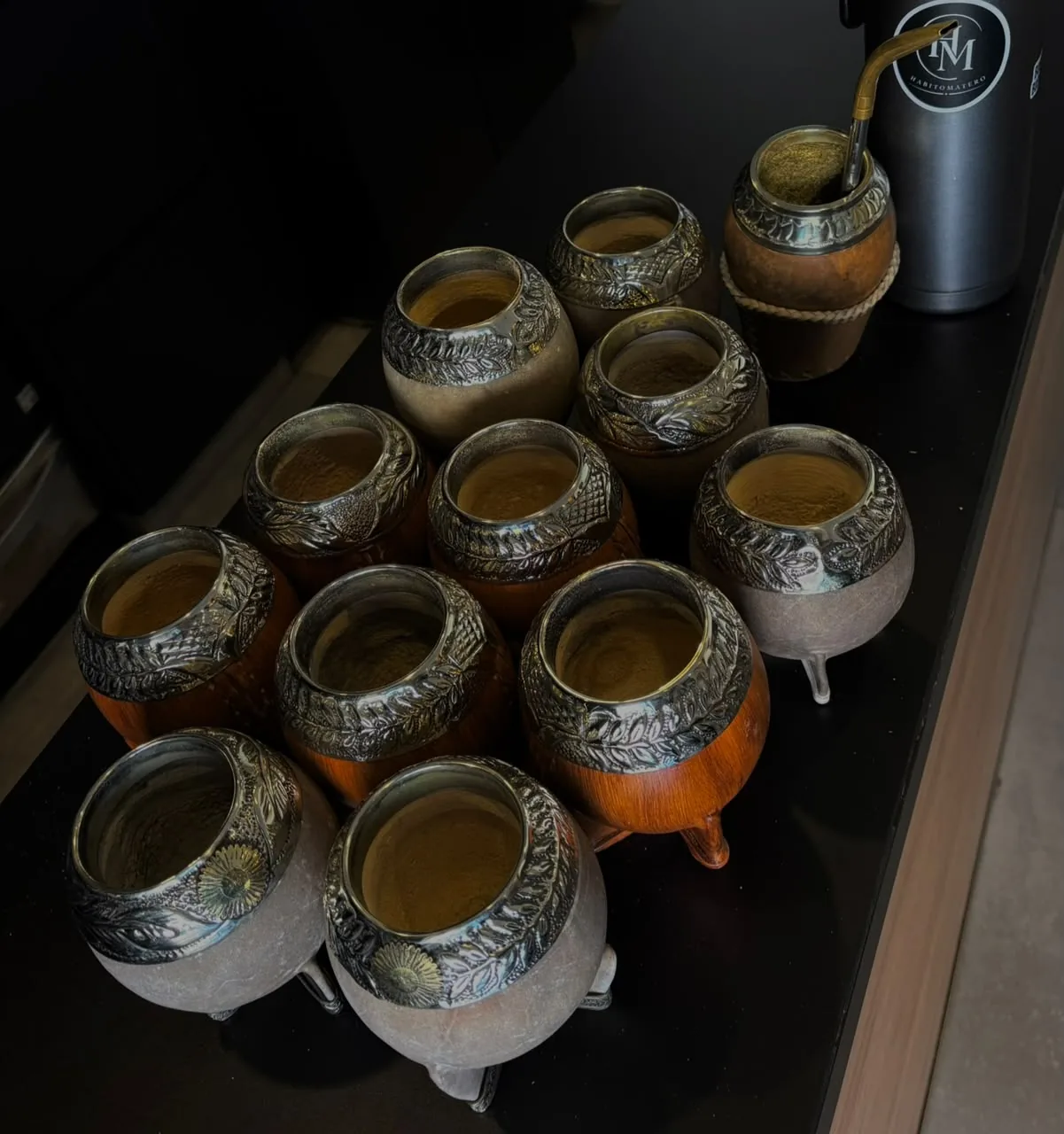 Mates de Hábito Matero servidos en fila, vistos desde arriba